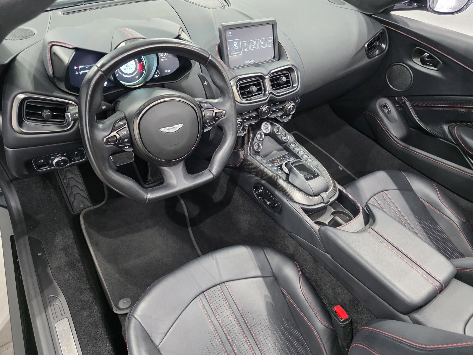Used 2023 Aston Martin V8 Vantage Roadster image 3
