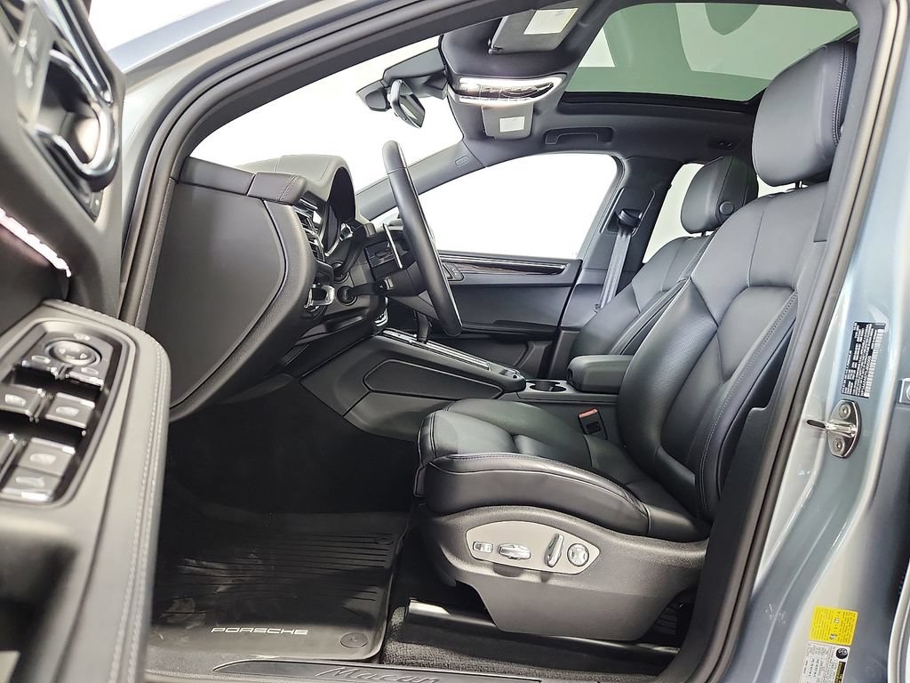 Certified 2026 Porsche Macan AWD/4WD image 5