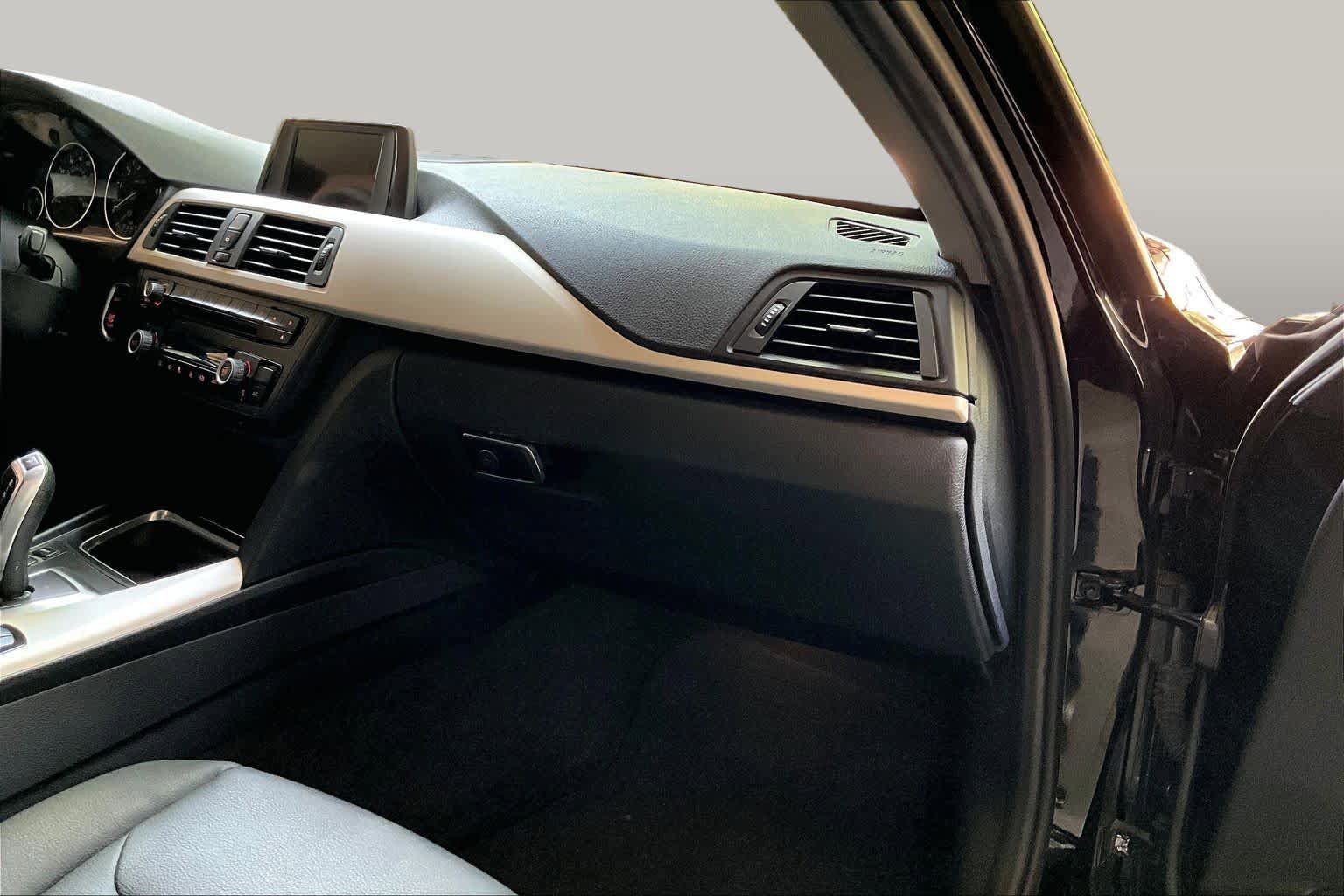 Used 2015 BMW 320i Sedan RWD image 18