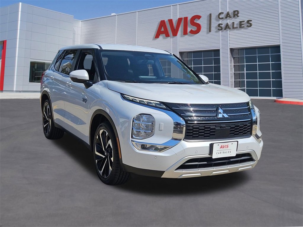 Used 2023 Mitsubishi Outlander SE image 3