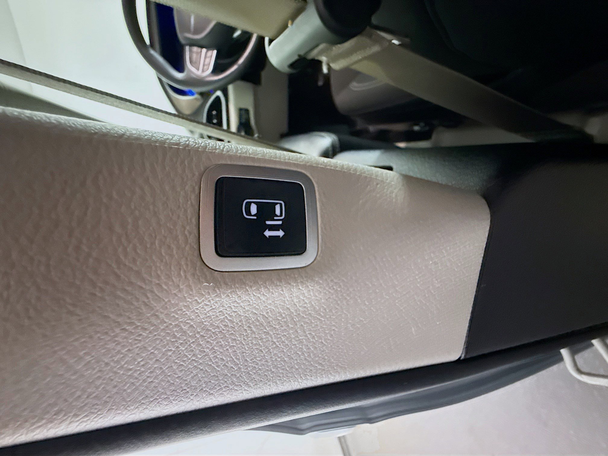 Used 2023 Chrysler Voyager LX FWD image 43