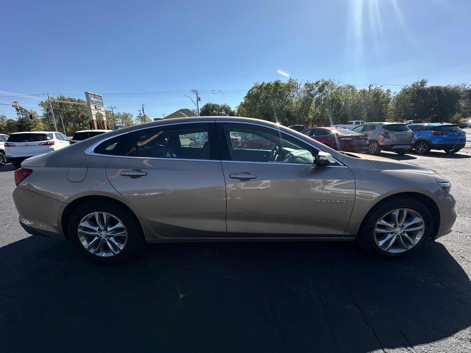 Used 2018 Chevrolet Malibu LT w/ Leather Package FWD image 4