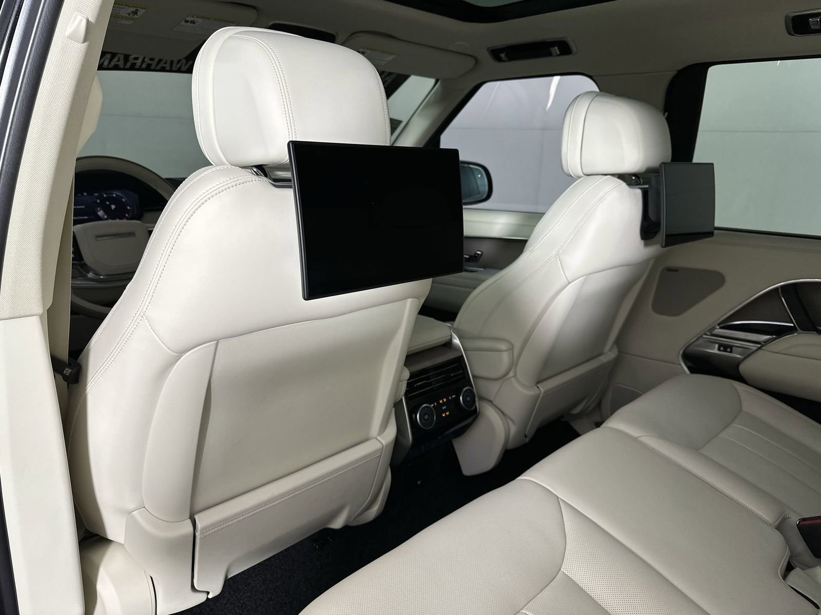 Used 2024 Land Rover Range Rover Long Wheelbase SE image 24