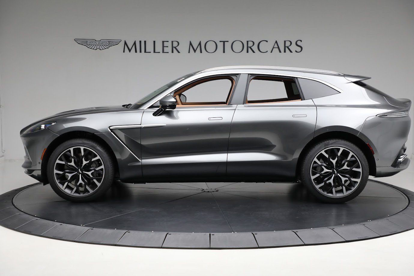 Used 2024 Aston Martin DBX AWD/4WD image 2