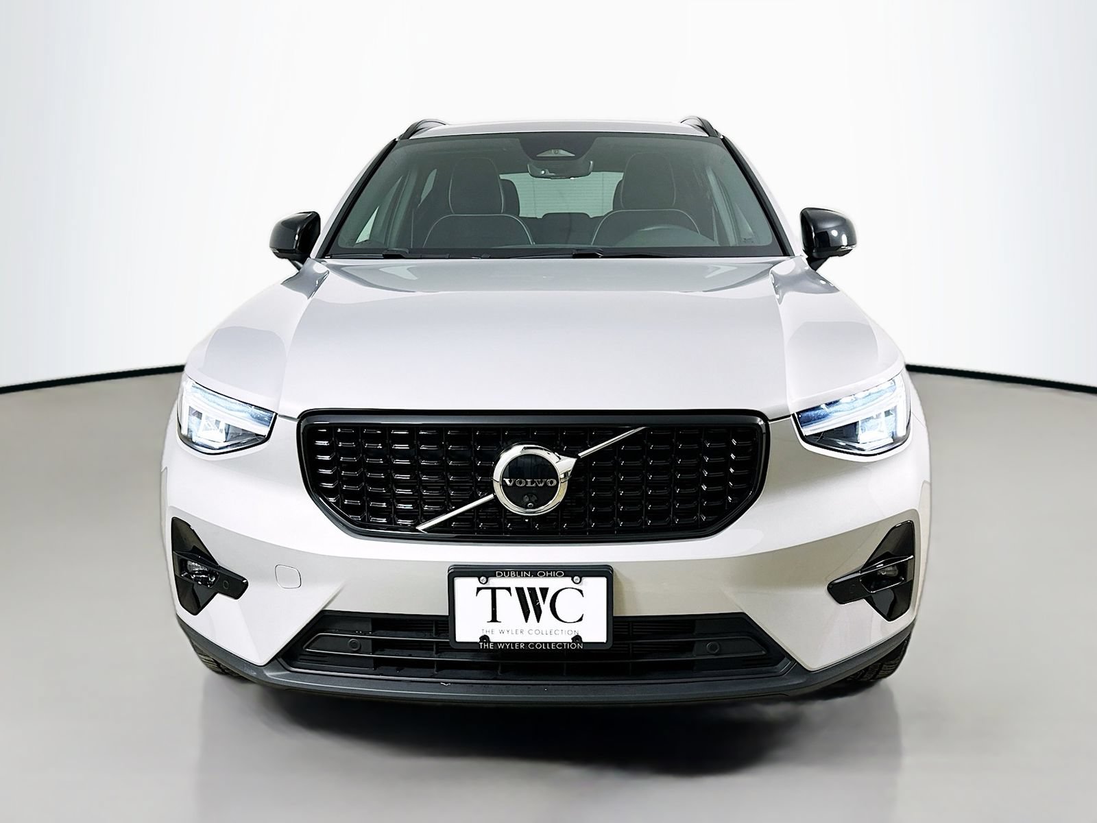 Used 2025 Volvo XC40 B5 Plus AWD/4WD image 2