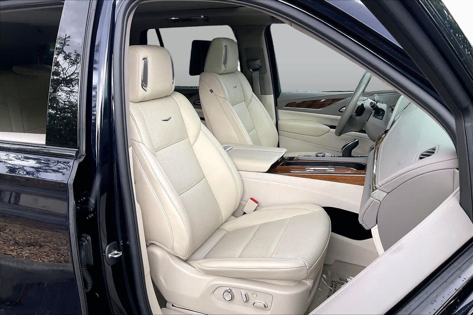 Used 2024 Cadillac Escalade Sport Platinum w/ LPO, ONYX Package AWD/4WD image 15
