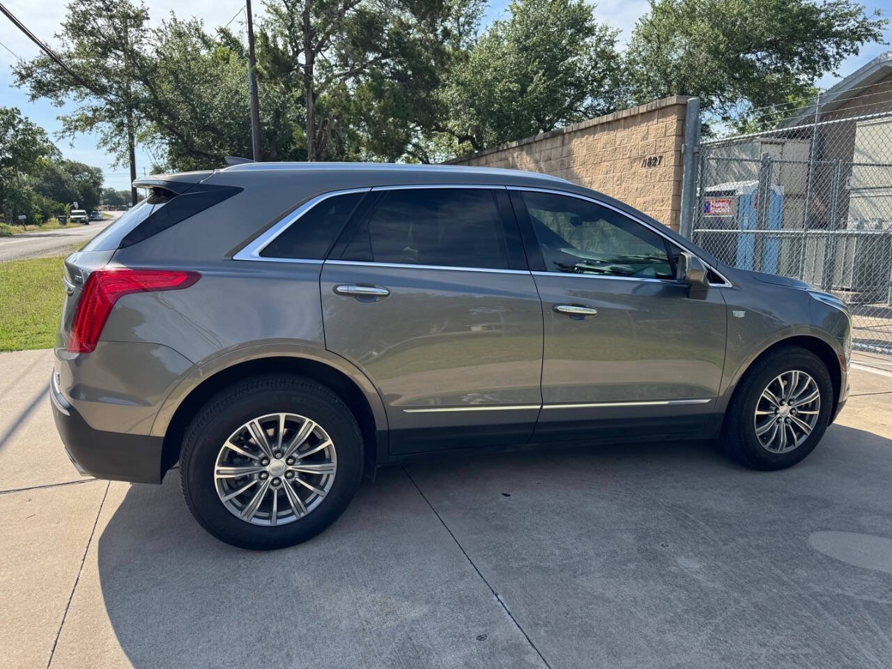 Used 2017 Cadillac XT5 Luxury w/ Driver Awareness Package FWD image 12