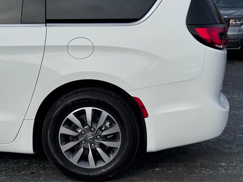 Used 2024 Chrysler Pacifica Select FWD image 41