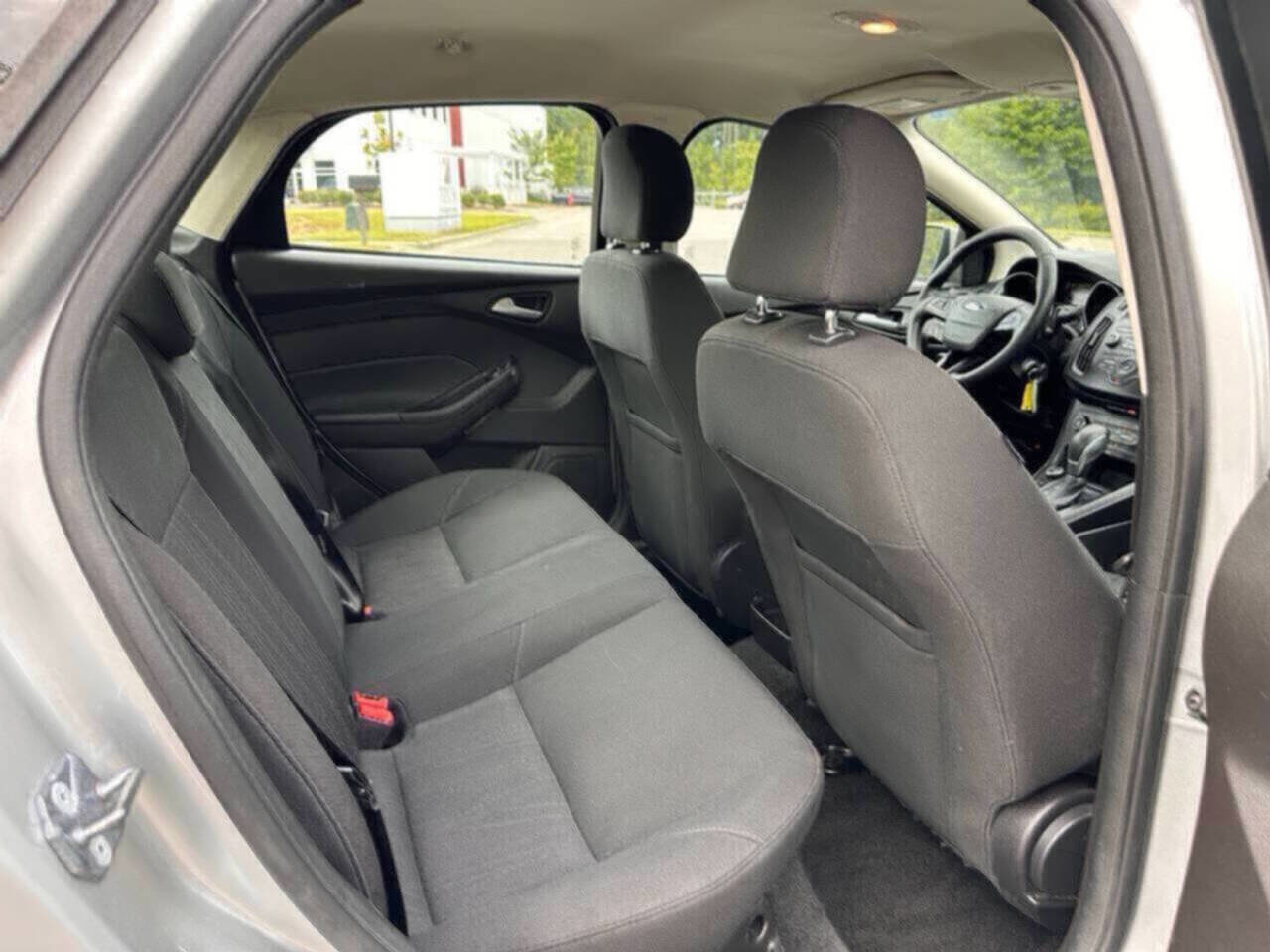 Used 2017 Ford Focus SE w/ Cold Weather Package image 9