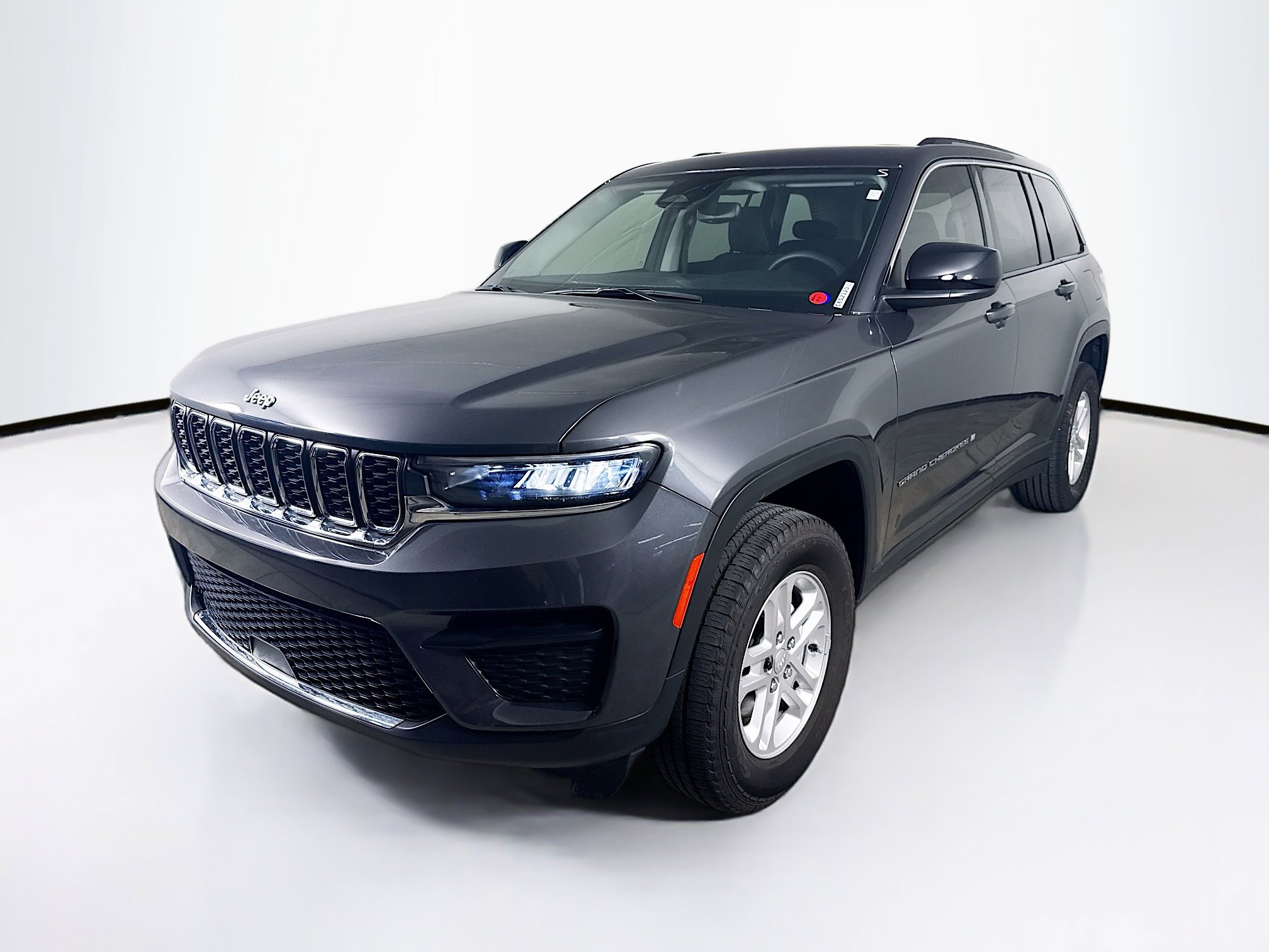 Used 2023 Jeep Grand Cherokee Laredo image 4
