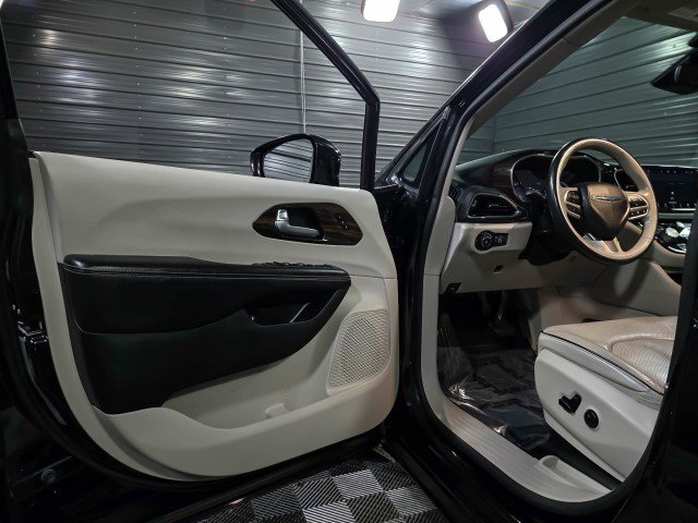 Used 2021 Chrysler Pacifica Limited image 38