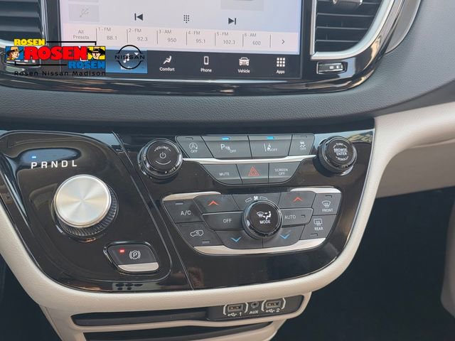 Used 2024 Chrysler Pacifica Touring-L FWD image 16