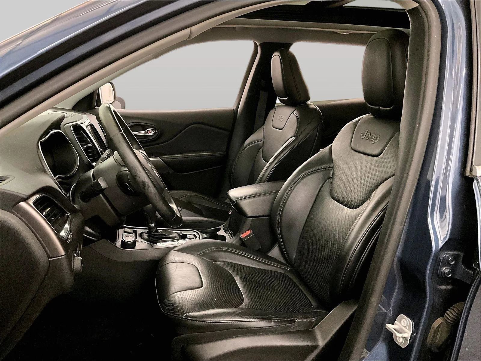 Used 2019 Jeep Cherokee Limited image 24