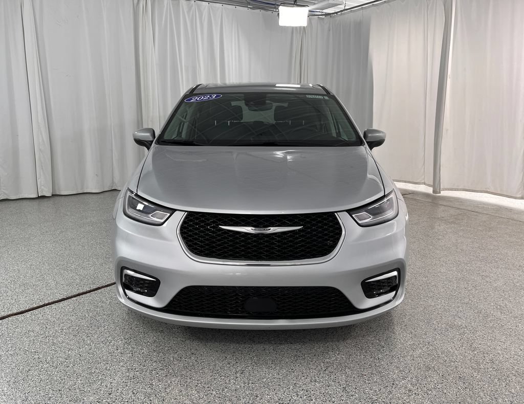 Used 2023 Chrysler Pacifica Touring-L AWD/4WD image 18