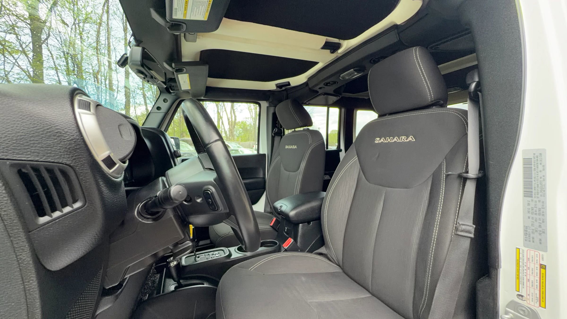 Used 2018 Jeep Wrangler Unlimited Sahara w/ Connectivity Group AWD/4WD image 24