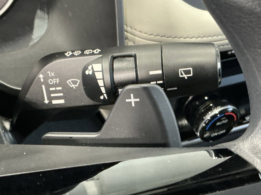 Used 2023 Nissan Rogue SV image 12