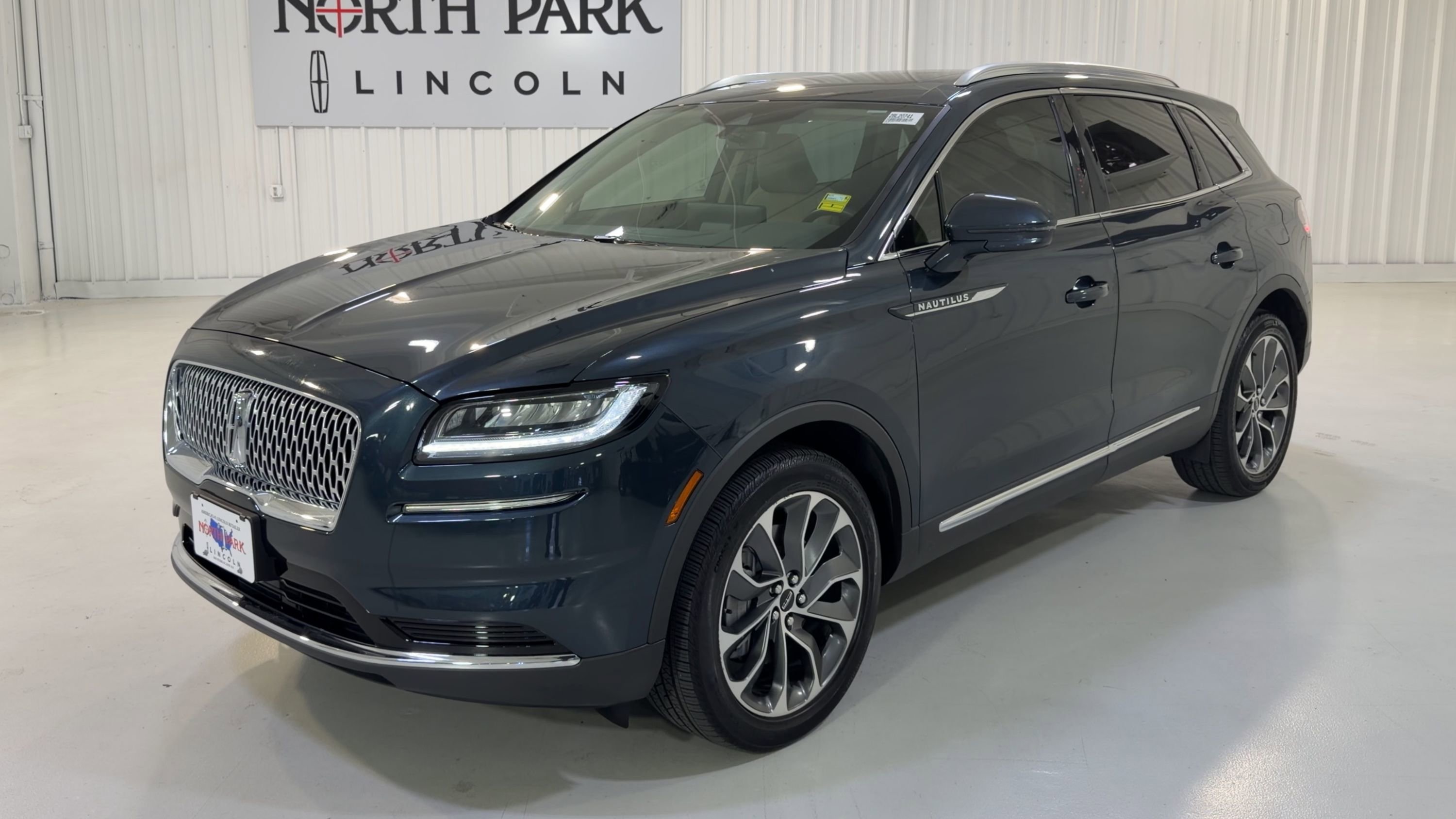 Used 2023 Lincoln Nautilus Reserve w/ Luxury Package AWD/4WD image 5