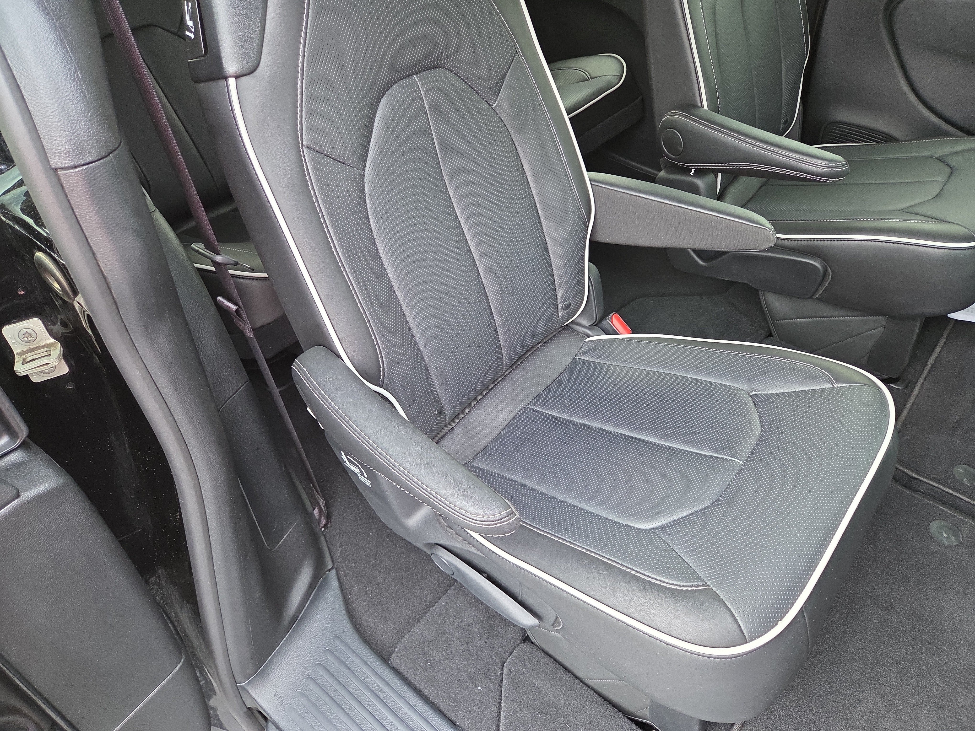 Certified 2026 Chrysler Pacifica Limited FWD image 21