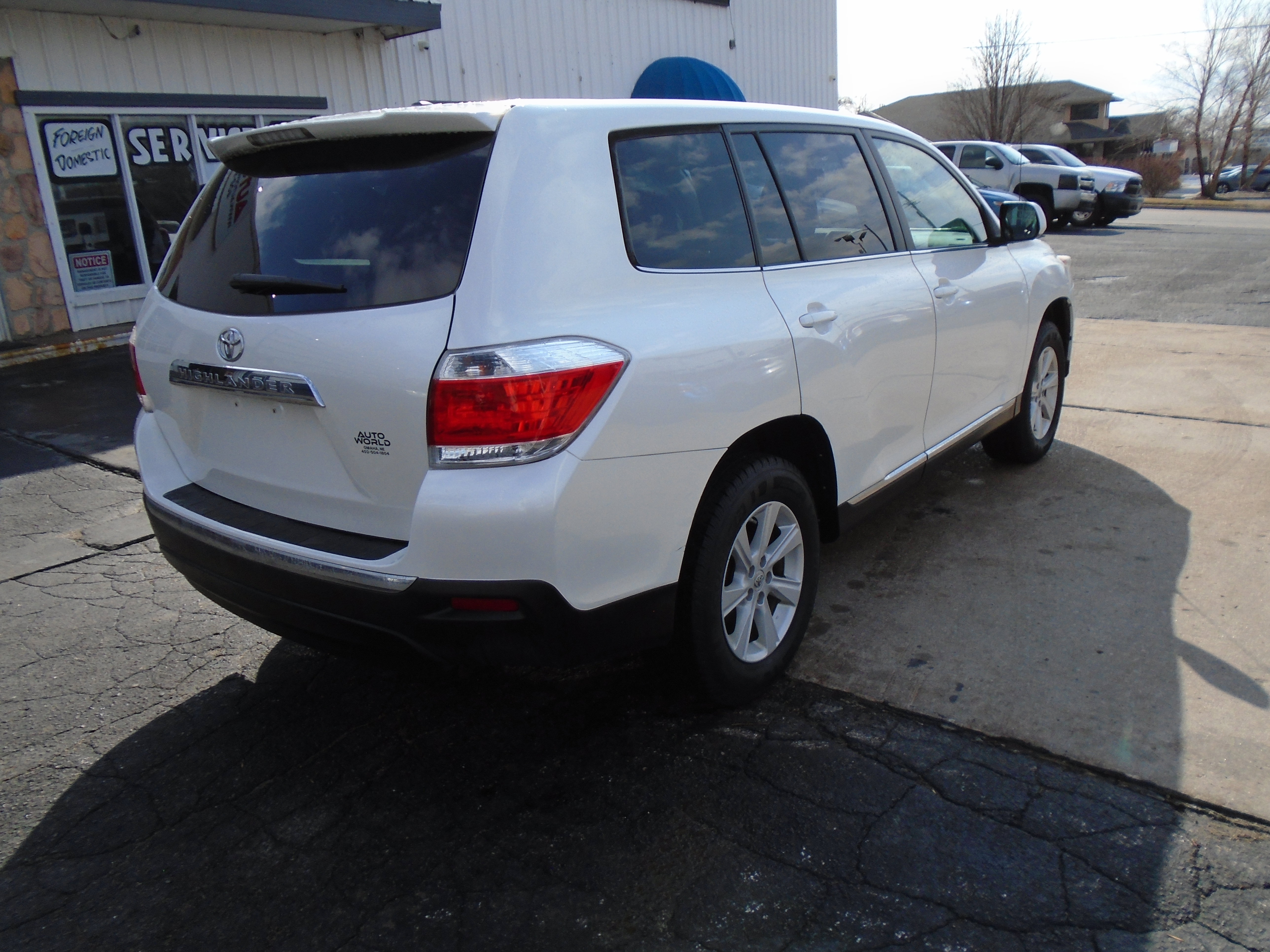 Used 2012 Toyota Highlander FWD w/ Cold Weather Pkg image 2