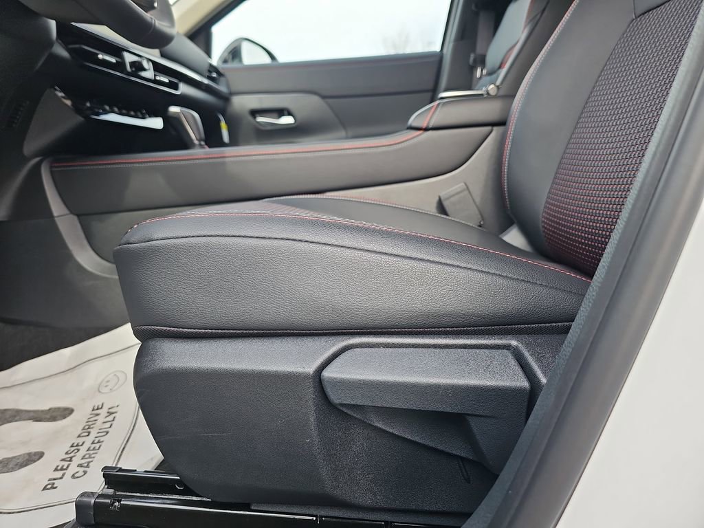 New 2026 Nissan Kicks SR w/ SR Premium Package FWD image 32