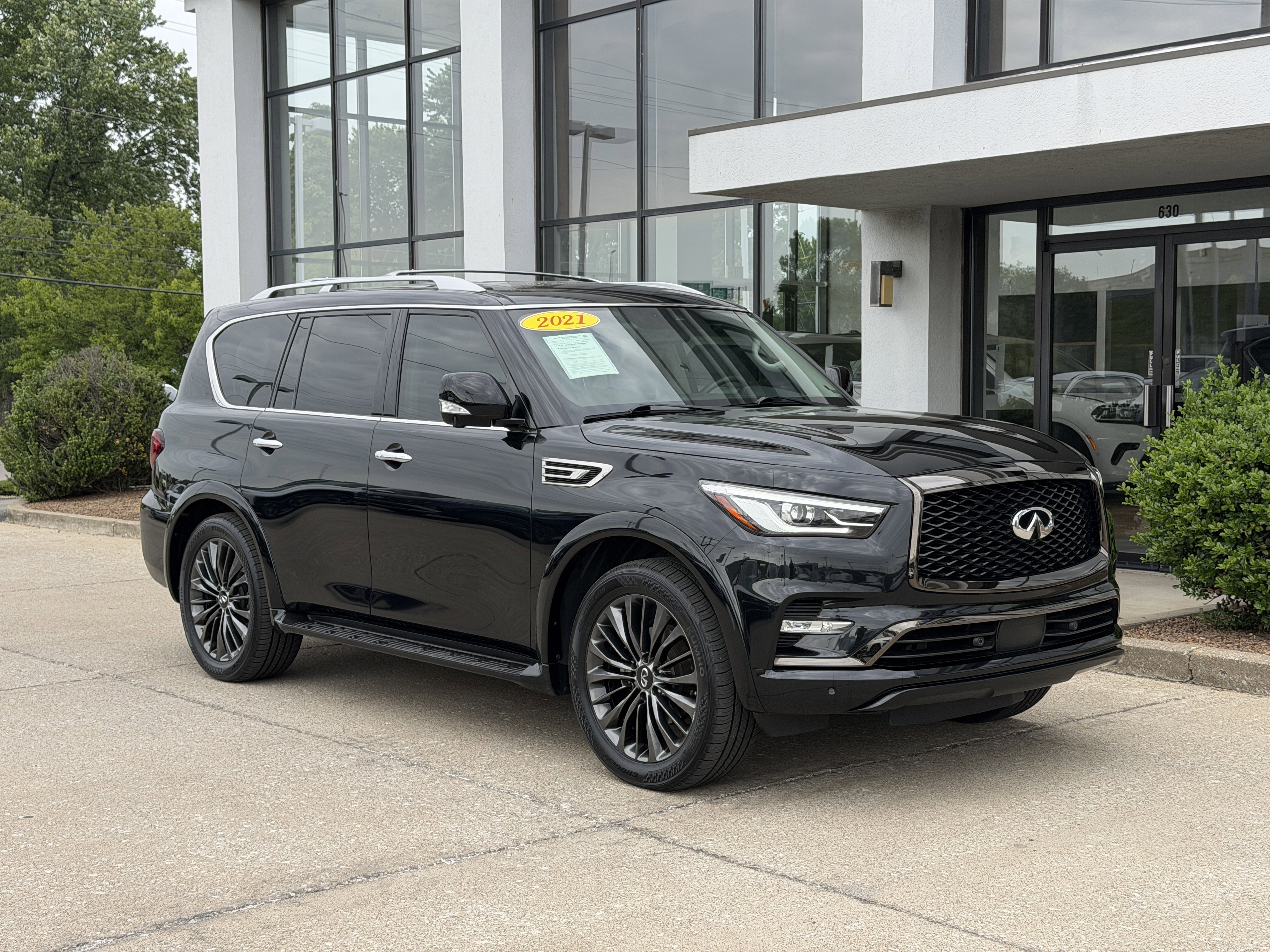 Used 2021 INFINITI QX80 Premium Select w/ Cargo Package AWD/4WD image 2