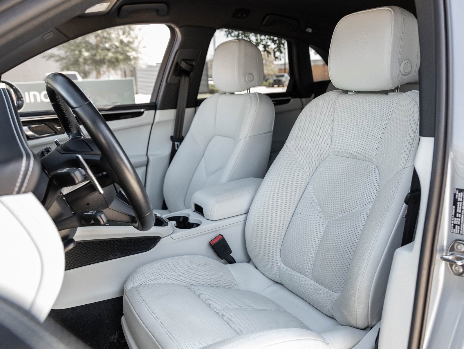 Used 2024 Porsche Macan Turbo image 5