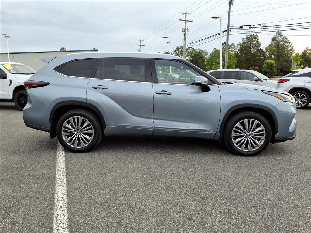 Used 2024 Toyota Highlander Platinum AWD/4WD image 3
