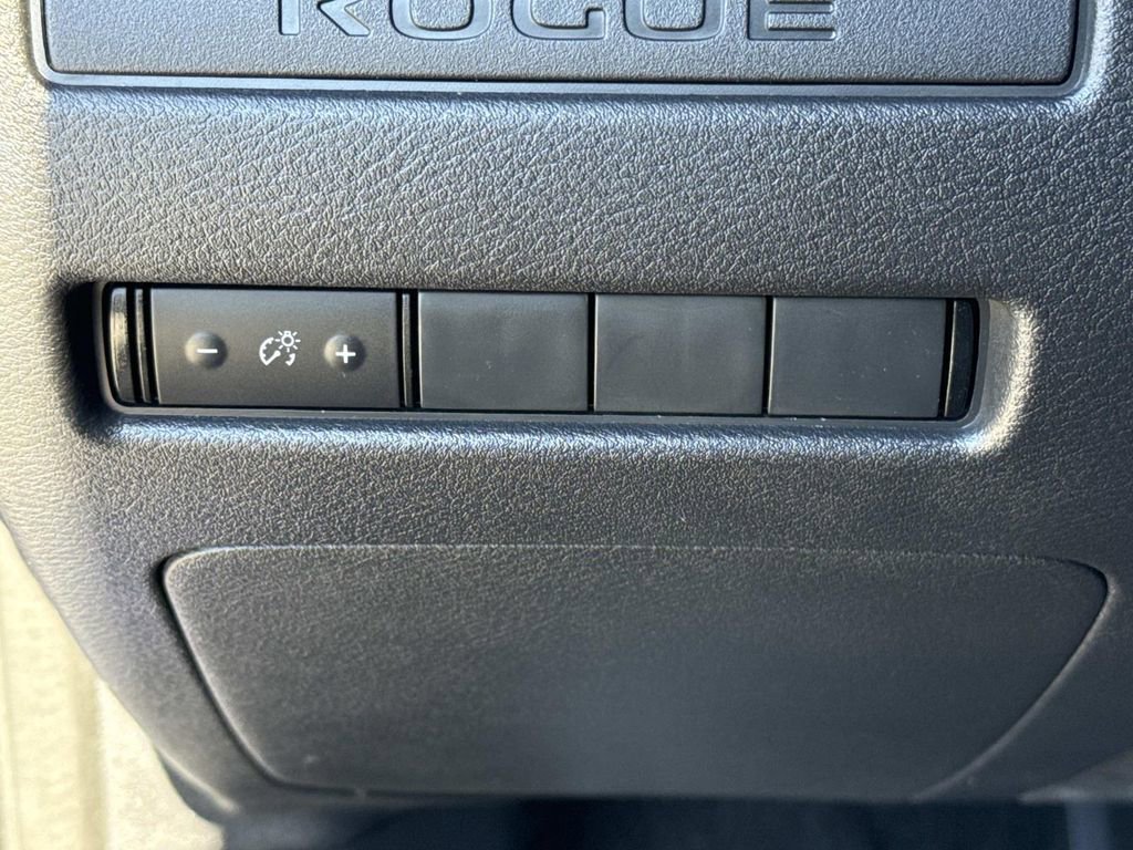 Used 2022 Nissan Rogue S image 42