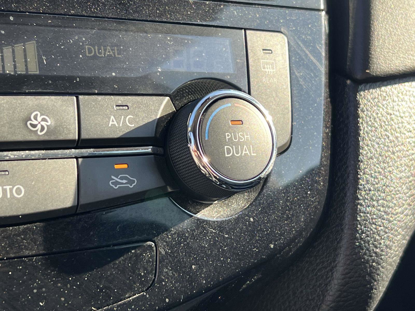 Used 2020 Nissan Rogue SL w/ Premium Package image 34