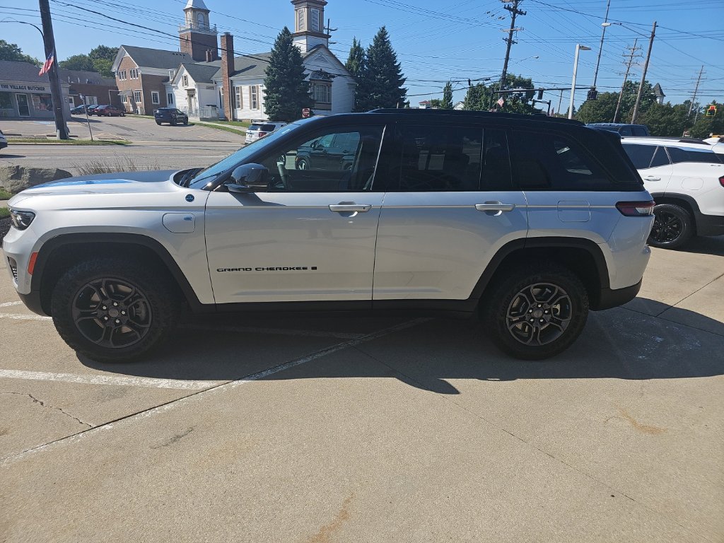 Certified 2024 Jeep Grand Cherokee Trailhawk w/ Advanced Protech Group II AWD/4WD image 12