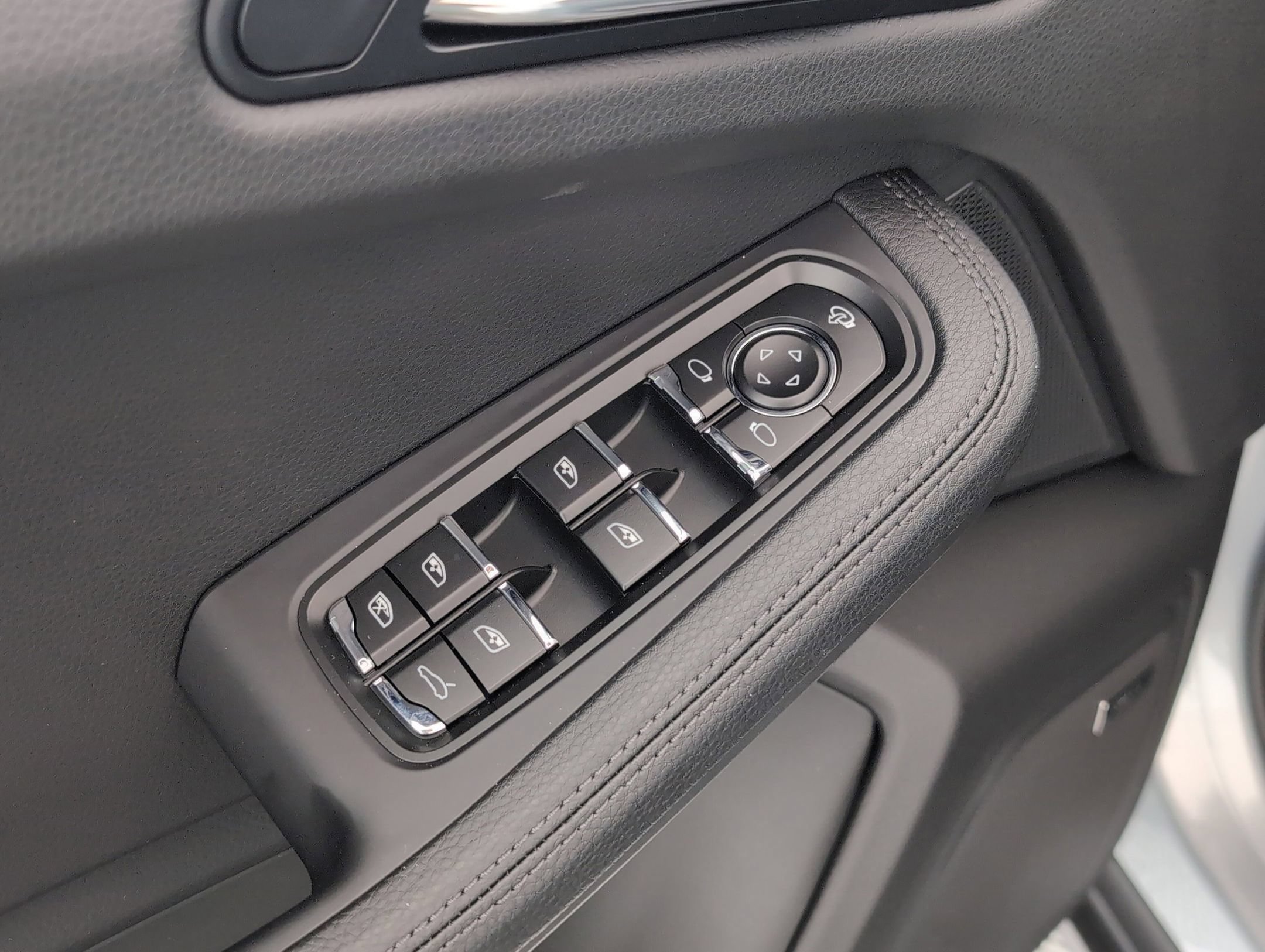 Certified 2025 Porsche Macan AWD/4WD image 17