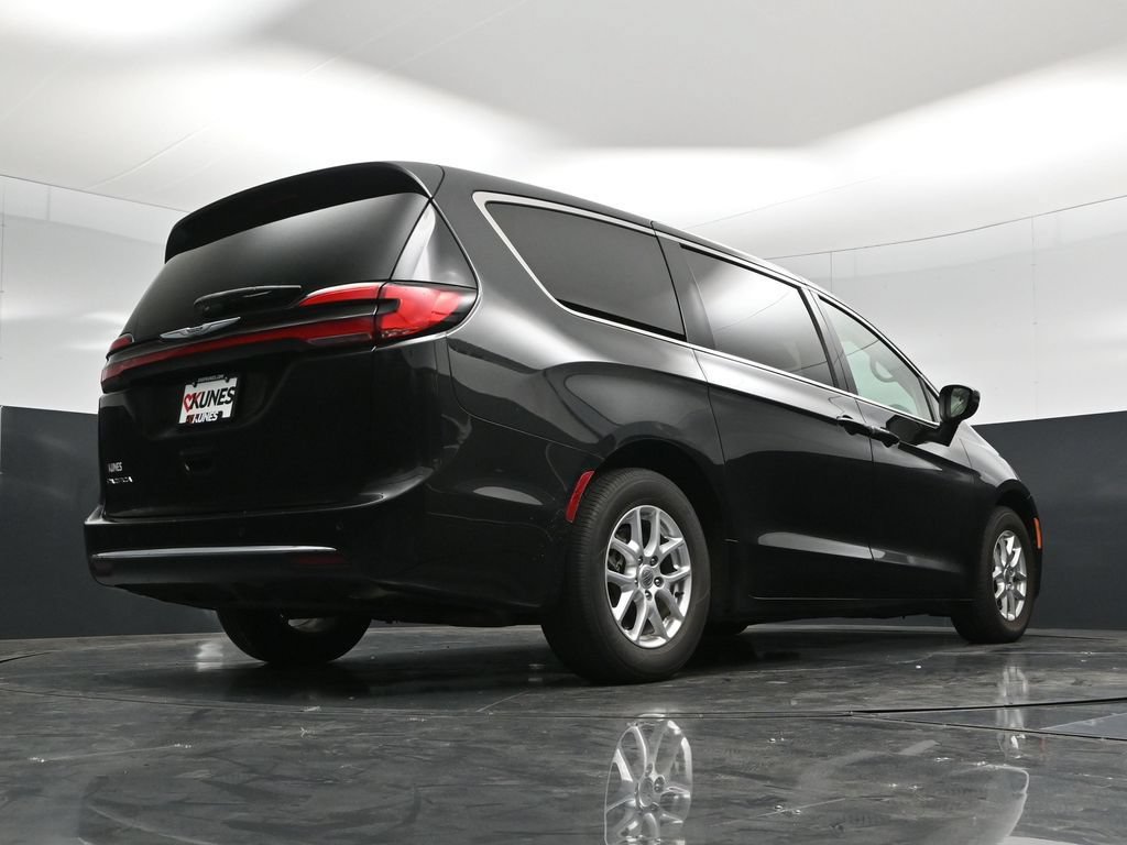 Used 2023 Chrysler Pacifica Touring-L FWD image 54