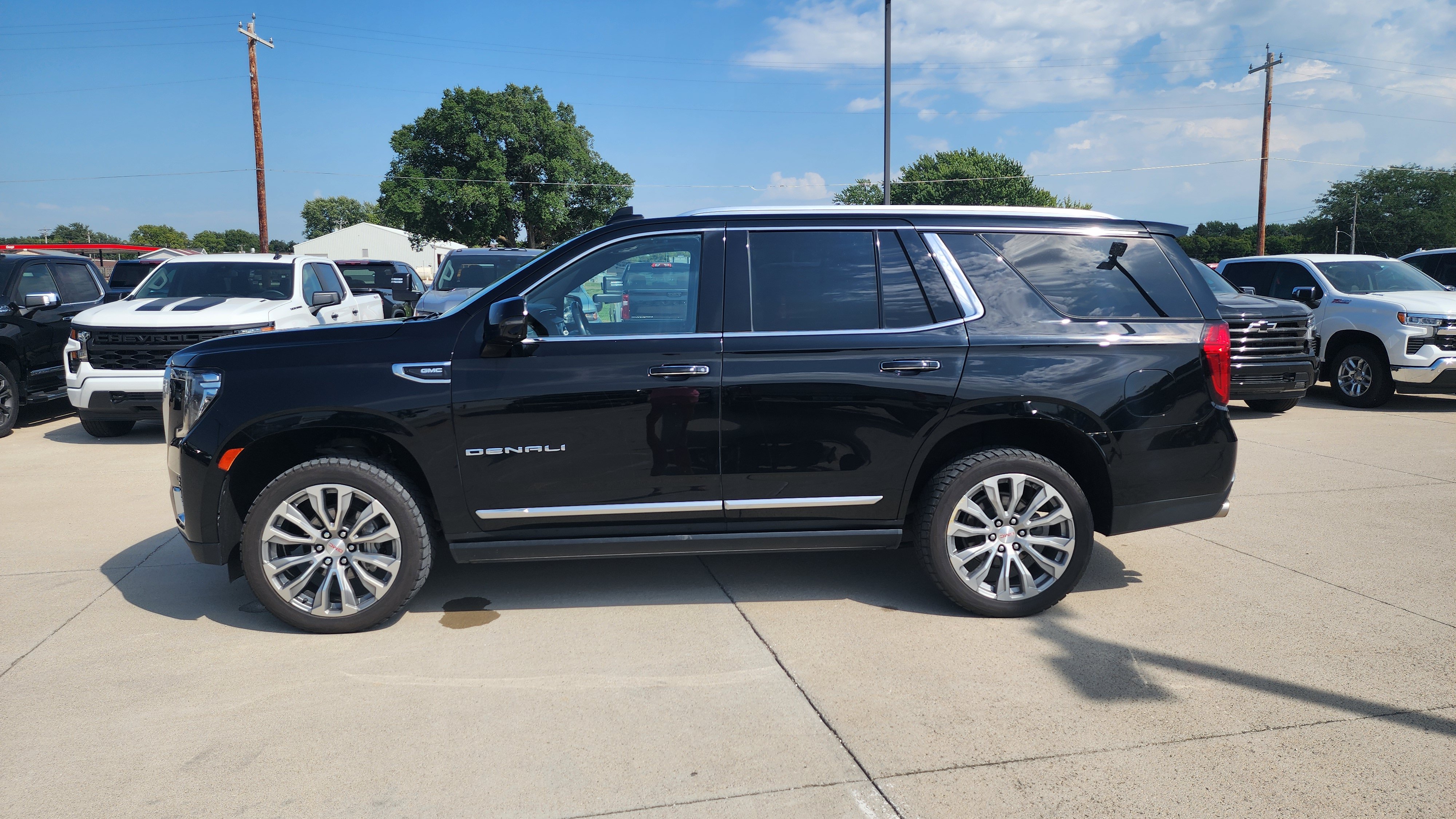 Used 2021 GMC Yukon Denali w/ Denali Ultimate Package AWD/4WD image 2
