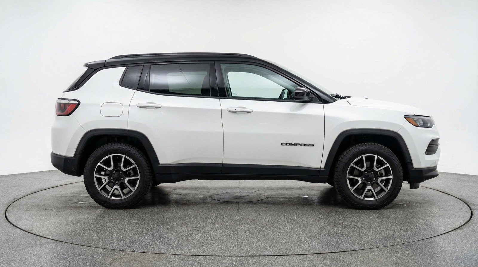 Used 2025 Jeep Compass Trailhawk AWD/4WD image 11