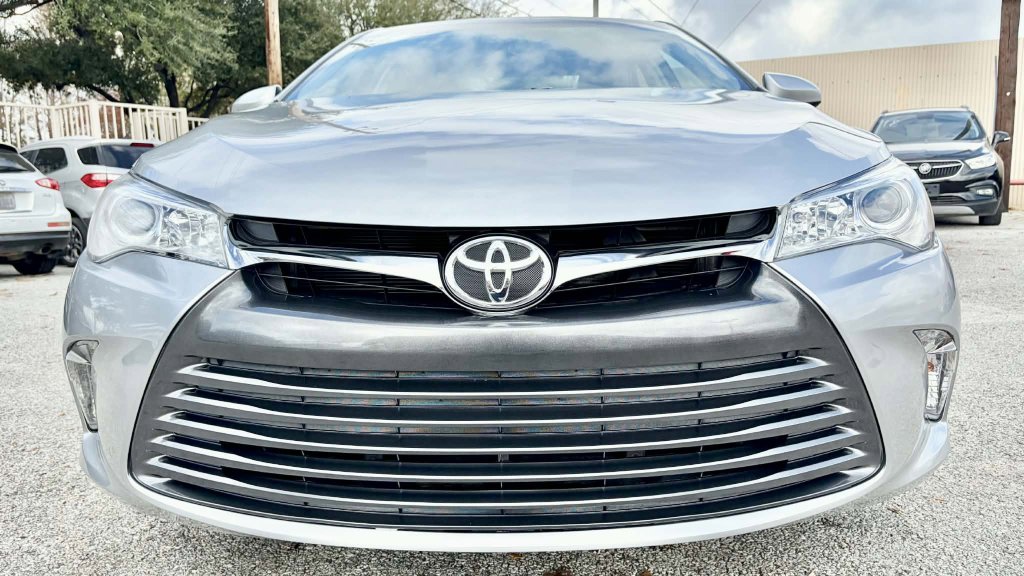 Used 2016 Toyota Camry LE image 2