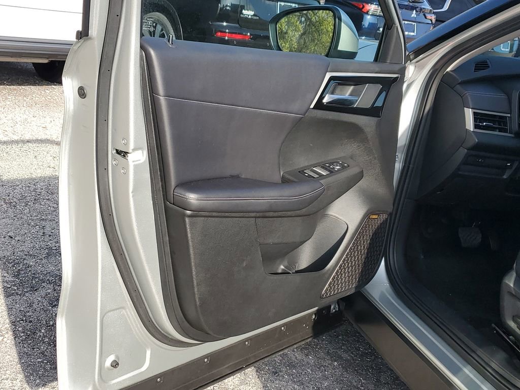 Used 2025 Mitsubishi Outlander SE image 17