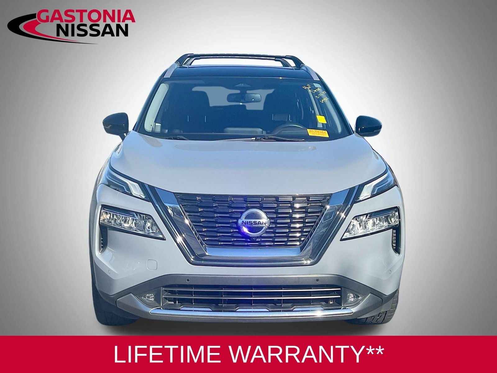 Used 2021 Nissan Rogue Platinum image 2