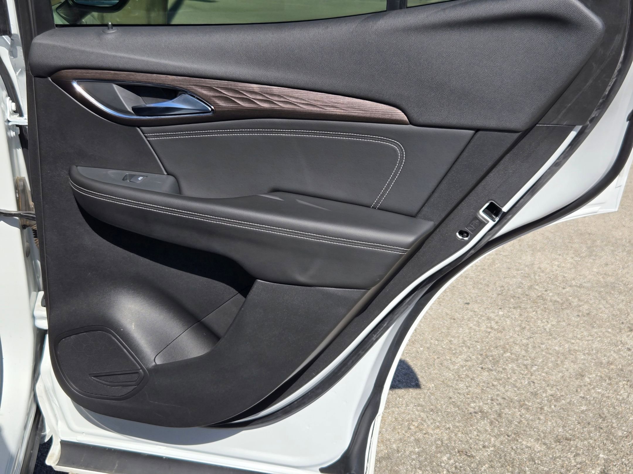 Used 2022 Buick Envision Avenir w/ Technology Package II image 27