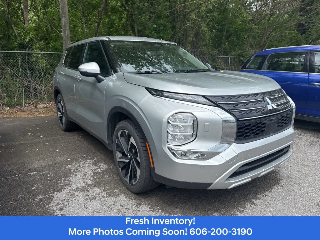 Used 2024 Mitsubishi Outlander SE AWD/4WD image 3