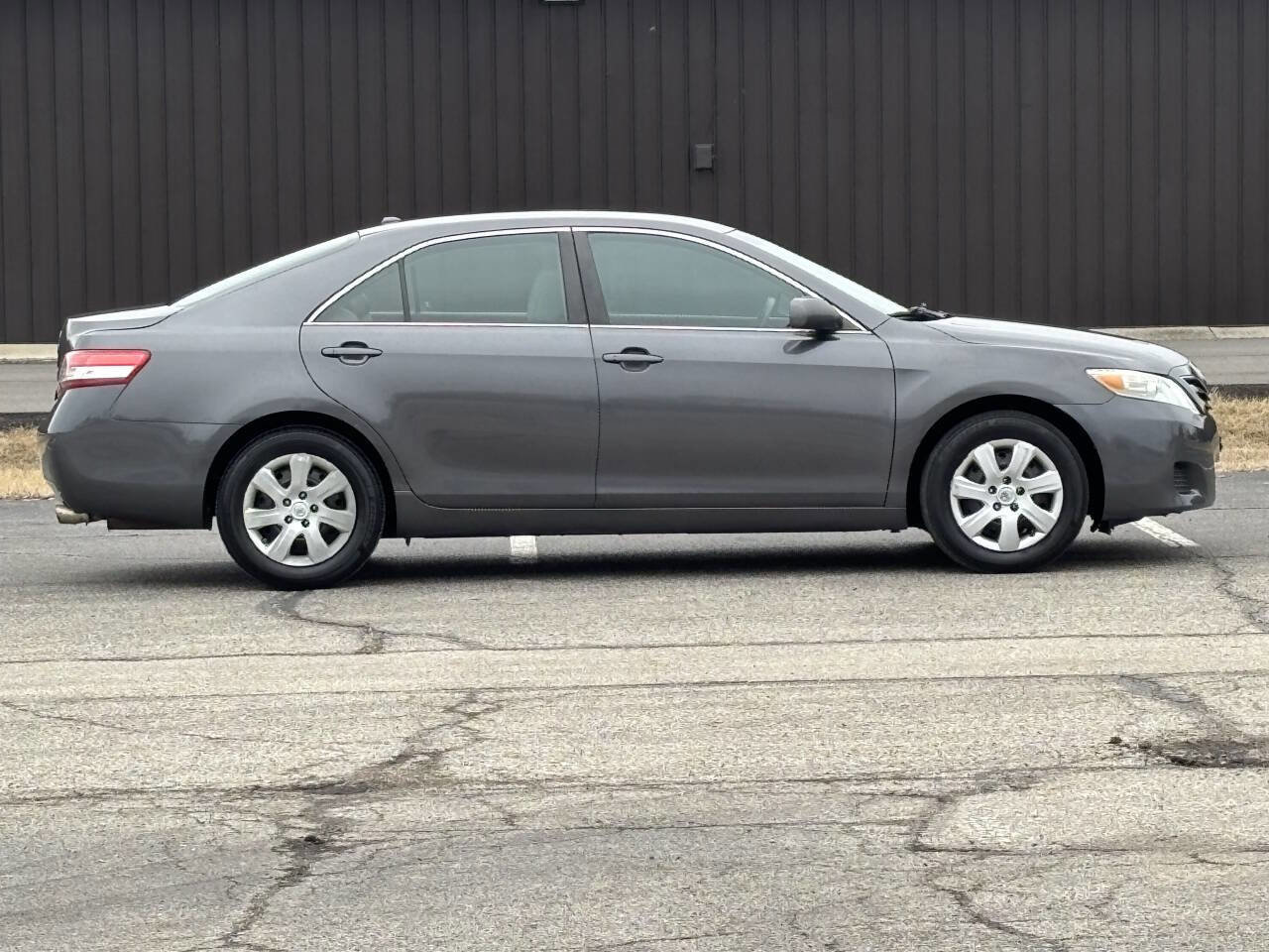 Used 2010 Toyota Camry LE image 2