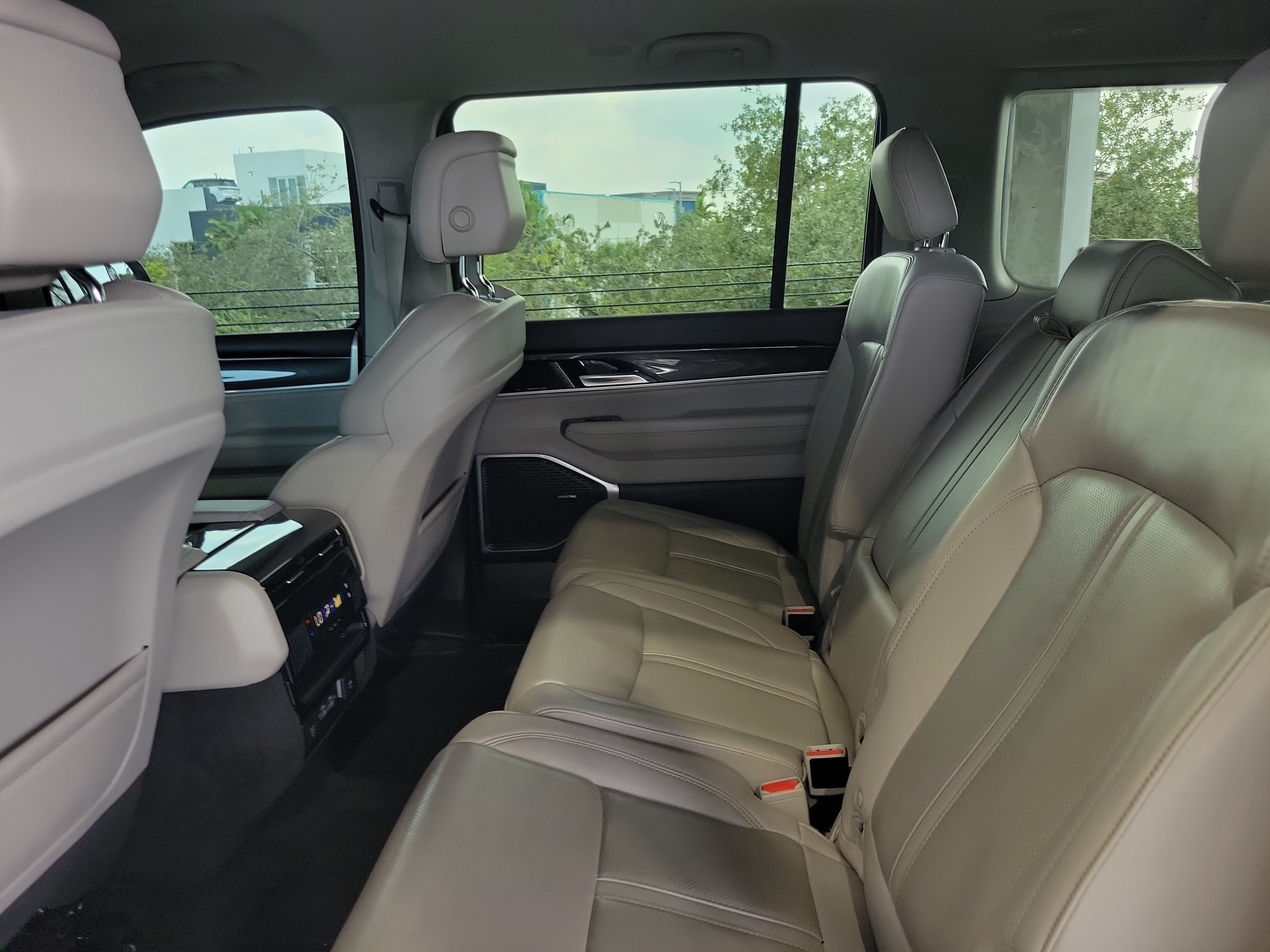 Certified 2022 Jeep Wagoneer Series I RWD image 10