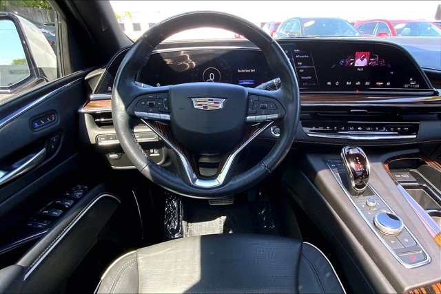 Used 2023 Cadillac Escalade ESV Premium Luxury AWD/4WD image 4