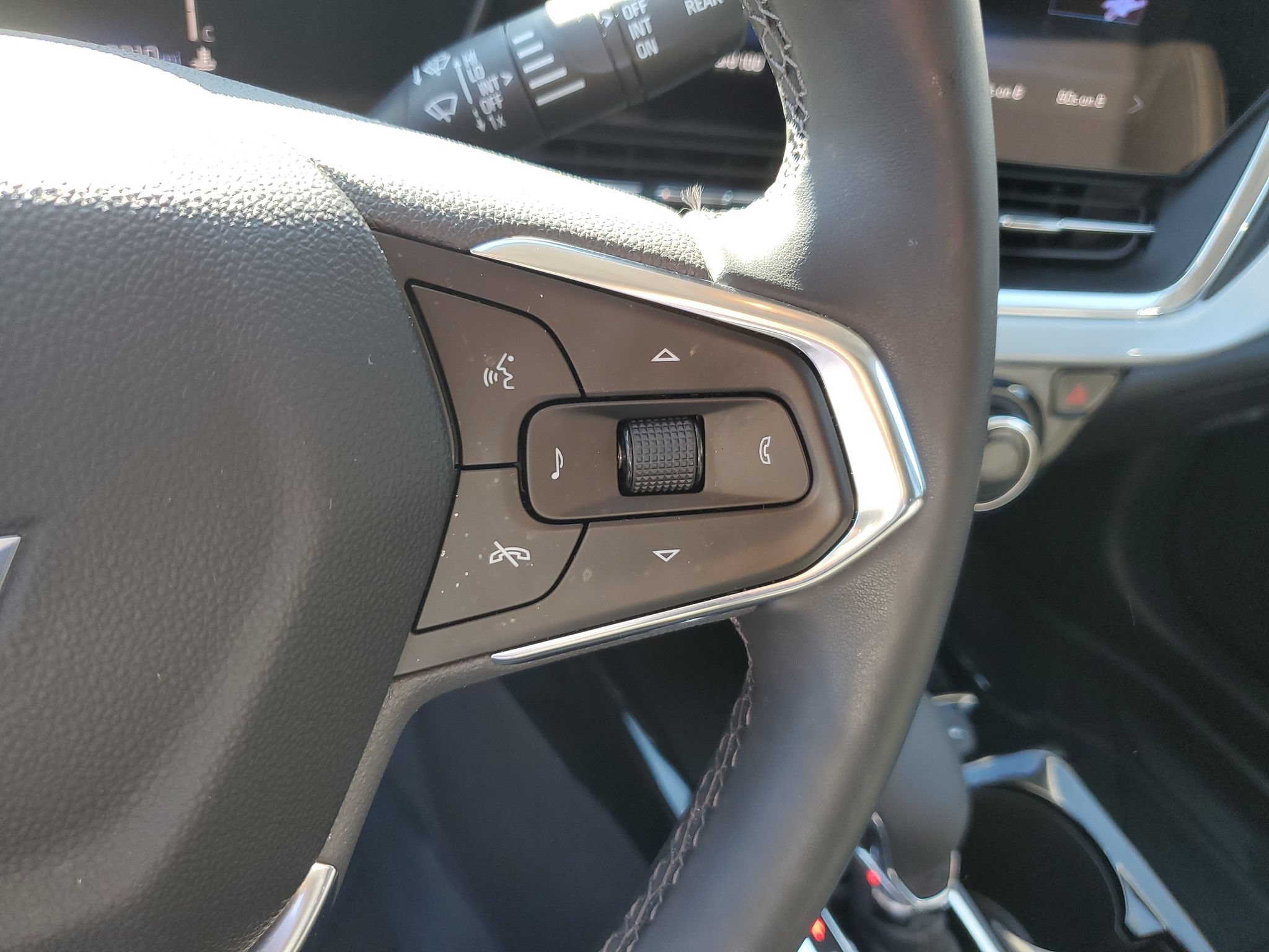 Used 2025 Chevrolet Trax LT FWD image 19