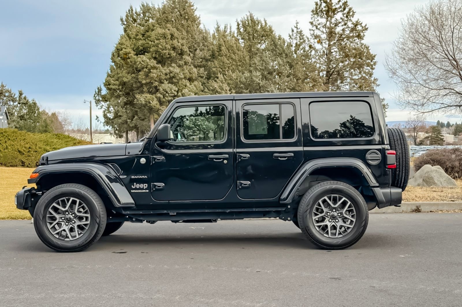 Used 2024 Jeep Wrangler Sahara image 8