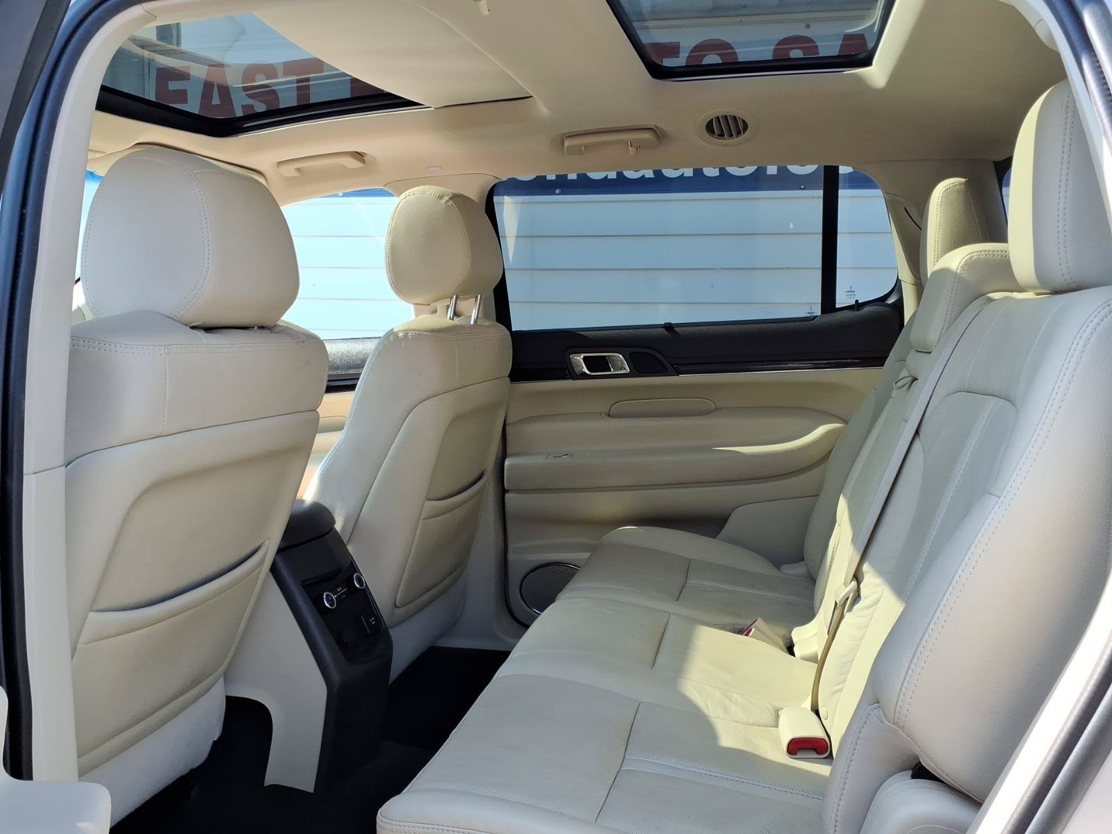 Used 2019 Lincoln MKT AWD image 12