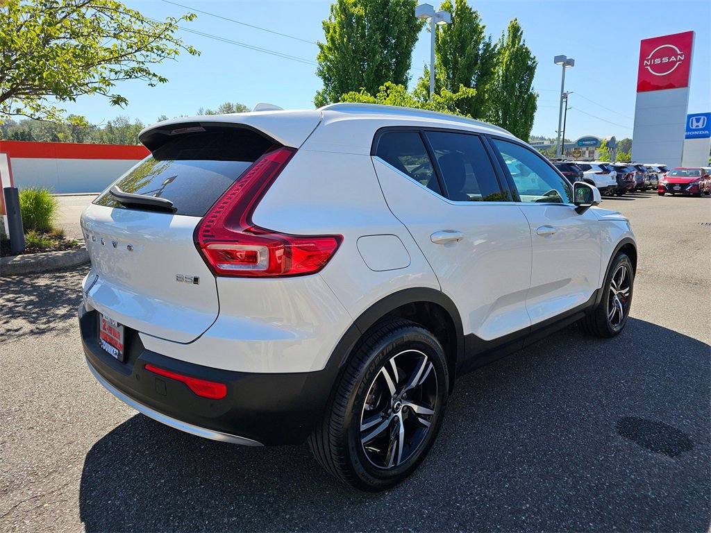 Used 2025 Volvo XC40 B5 Core image 5