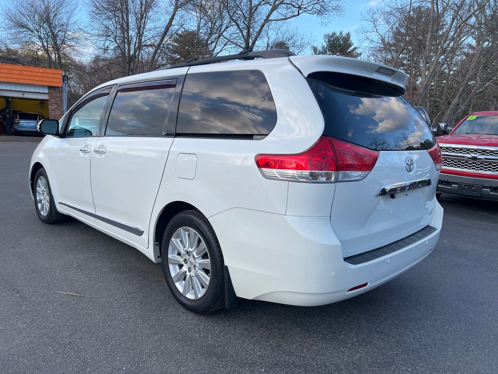 Used 2014 Toyota Sienna Limited w/ Limited Premium Package image 3