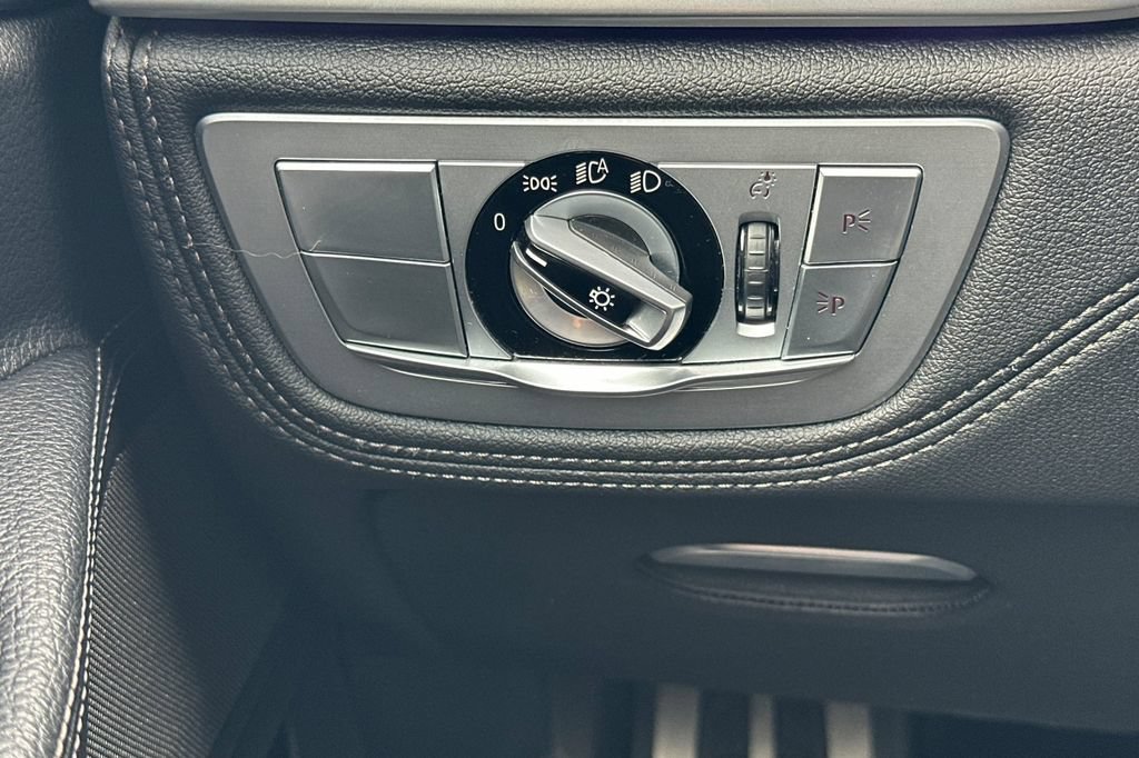 Used 2022 BMW 740i w/ M Sport Package RWD image 31