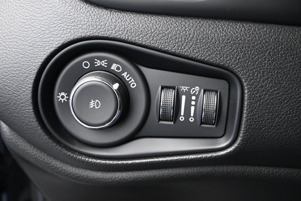 Used 2023 Jeep Renegade Limited w/ Limited Elite Group AWD/4WD image 36