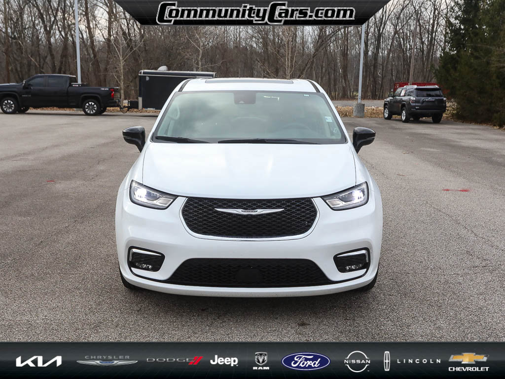 Used 2024 Chrysler Pacifica Limited image 10